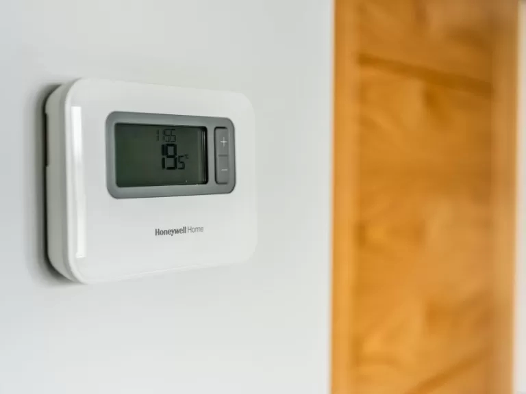 Image of a thermostat. 